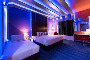 A modern hotel room with two beds, a desk, and a chair. - Kingston Hotel 3 at Kuala Lumpur (Kuala Lumpur)