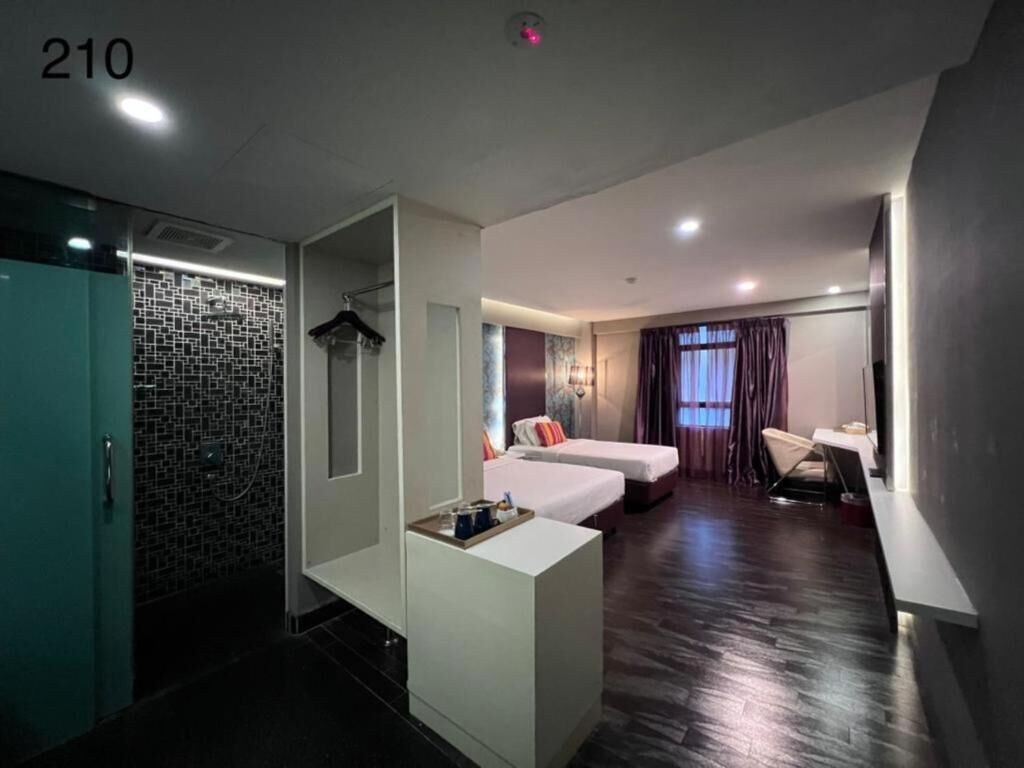 Standaard driepersoonskamer | Een bureau, een strijkplank/strijkijzer, gratis wifi