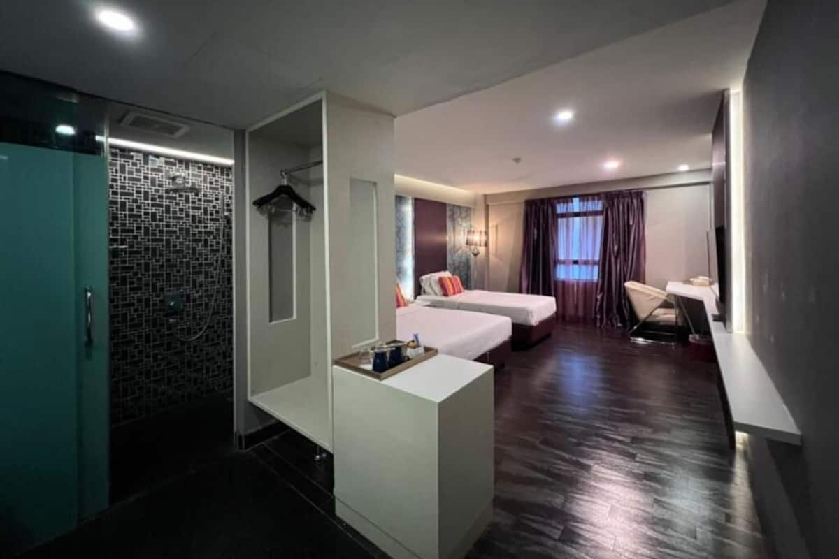 Standaard driepersoonskamer | Een bureau, een strijkplank/strijkijzer, gratis wifi