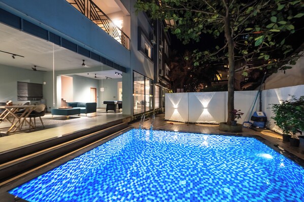 10 من حمّامات السباحة المغطاة