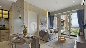Eine moderne Wohnung mit Küche, Essbereich und Wohnzimmer. Sie verfügt über einen großen Balkon mit Blick auf die Stadt.