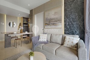 Căn hộ, 2 phòng ngủ, quang cảnh thành phố | Phòng khách | Smart TV, Netflix, dịch vụ stream 