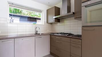 Huis | Privékeuken | Een kinderstoel, kookgerei, borden en bestek