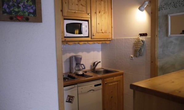 Kühlschrank, Mikrowelle, Ofen, Geschirrspüler