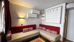 Interior - Candide C11 (Les Allues)