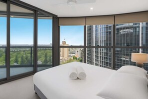 1 bedroom, iron/ironing board, WiFi, bed sheets - Modern City Escape with Pool Access and Views (Brisbane City)
