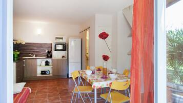 Classic House, 2 Bedrooms | Dining