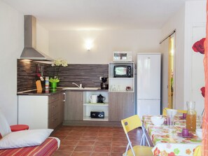 Fridge, microwave, highchair - Holiday Home 150m From the Beach in Corsica (Poggio-Mezzana)