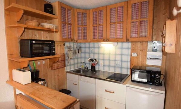 Microondas, horno, cafetera y tetera y tetera eléctrica 