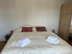 4 soverom, strykejern/-brett, internettilgang og sengetøy