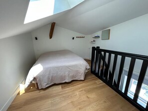 4 bedrooms, iron/ironing board, Internet, bed sheets