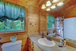 Regadera, secadora de cabello, toallas, shampoo 