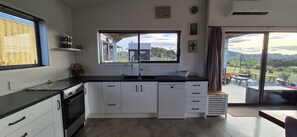 Private kitchen - Spacious Valley Views Near City & Coast (Whareora)