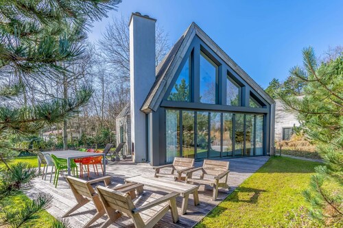 Relaxed and Atmospheric 6-person Villa Near the Forest