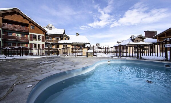 Outdoor pool, a heated pool - Apartment in Les Arcs With Ski-in Access (Bourg-Saint-Maurice)