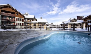 Utomhuspool och uppvärmd pool