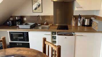 Een microgolfoven, een oven, een kookplaat