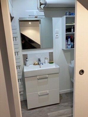 Ducha, secador de pelo, toallas, jabón