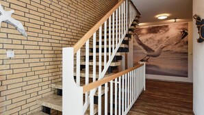 Een trap met een bakstenen muur en houten treden.