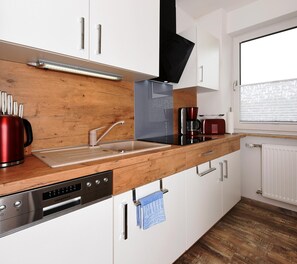 Apartment | Private kitchen - Ferienwohnung in Bensersiel, 300 m vom Strand Entfernt (Esens)