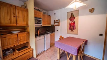 Fridge, oven, dishwasher, coffee/tea maker