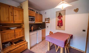 Kühlschrank, Ofen, Geschirrspüler, Wasserkocher mit Kaffee-/Teezubehör