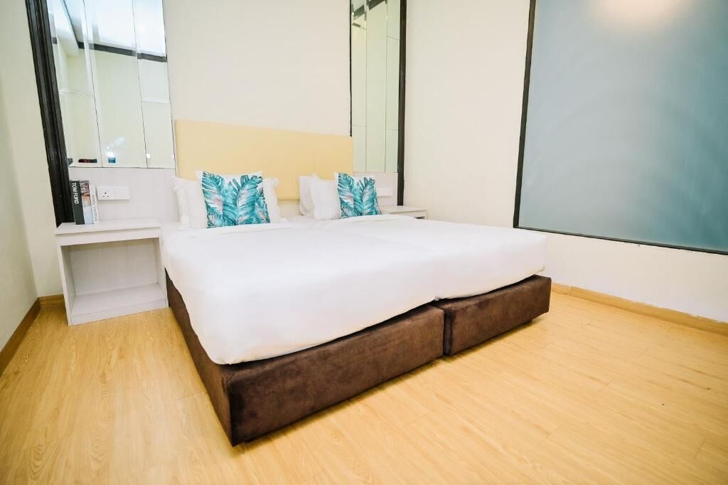 Ein modernes Schlafzimmer mit einem Bett, einem Nachttisch, einem Spiegel und einem Fenster.