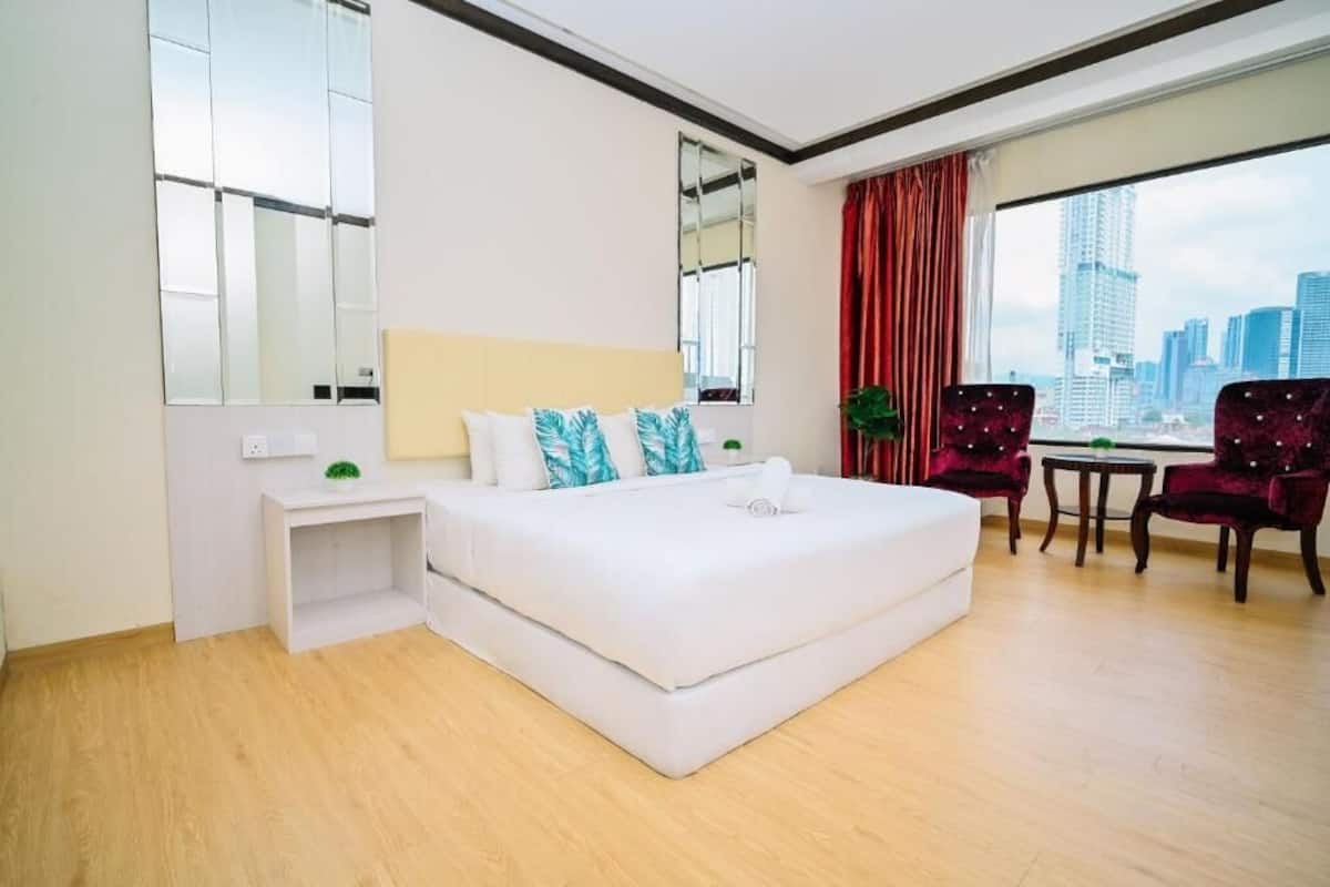 Deluxe Room, Garden View | Desk, iron/ironing board, free WiFi