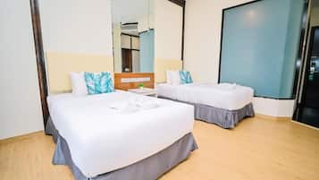 Dobbelt- eller tomannsrom – deluxe, byutsikt | Skrivebord, strykejern/-brett og wi-fi (inkludert)