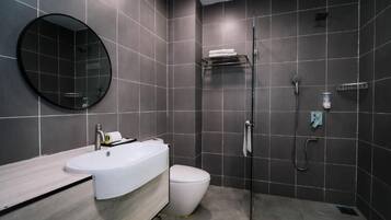 Deluxe King City View | Baño | Ducha, toallas, jabón y champú