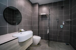 Phòng Deluxe, quang cảnh thành phố | Phòng tắm | Buồng tắm vòi sen, khăn tắm, xà phòng, dầu gội 