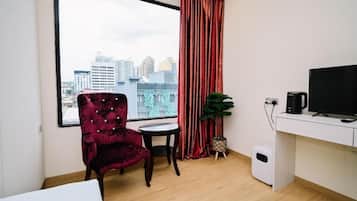 Phòng đôi Deluxe, quang cảnh thành phố | Bàn, bàn ủi/dụng cụ ủi quần áo, truy cập Internet không dây miễn phí