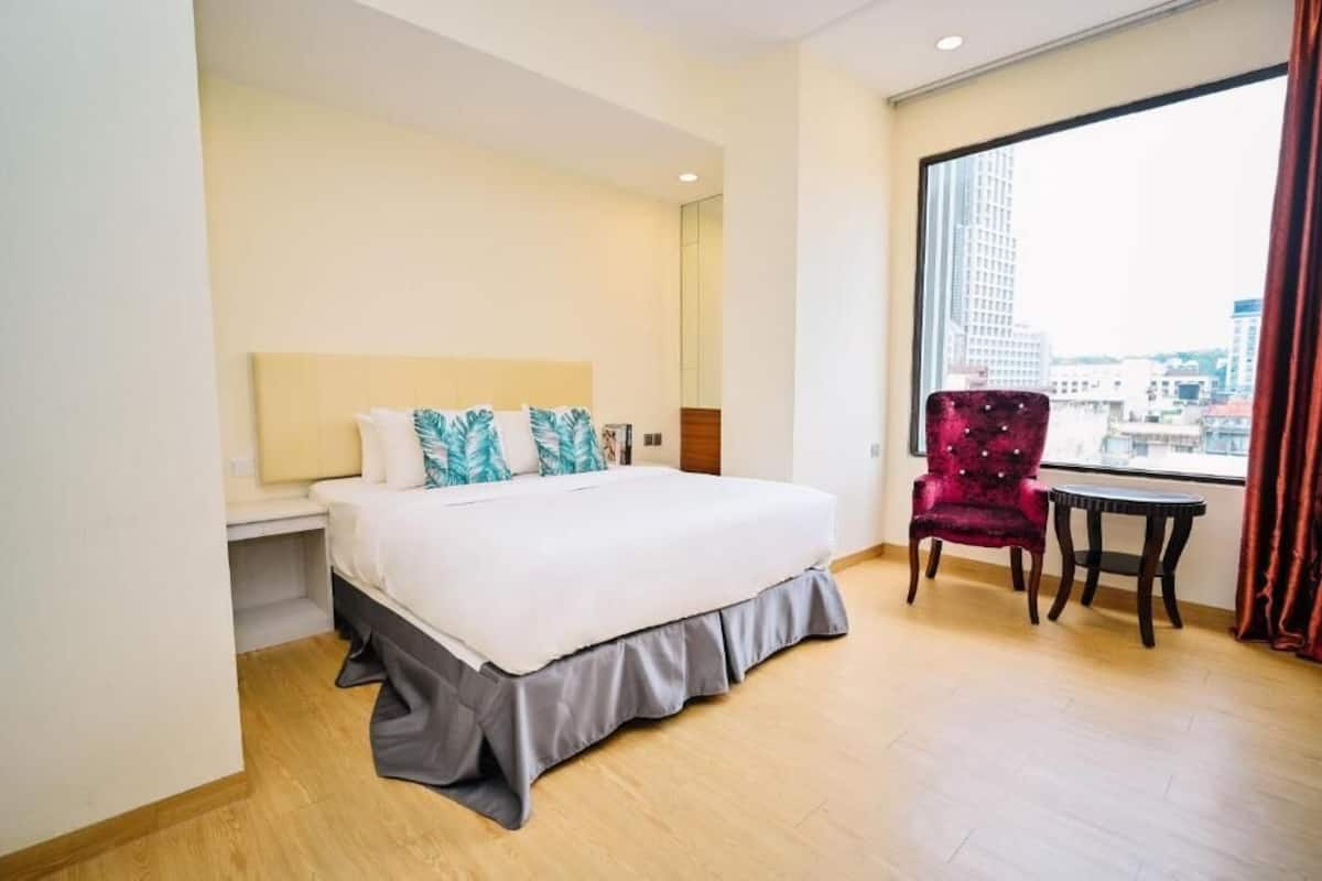 Deluxe Queen City View | Desk, iron/ironing board (on request), WiFi (free)