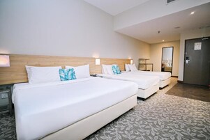 Standard Room (Family) | Meja, seterika/papan seterika, Wi-fi percuma 