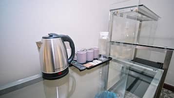 Kamar Quadruple Standar | Meja kerja, setrika/meja setrika, dan Wi-Fi gratis