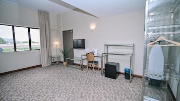 Kamar Deluks | Meja kerja, setrika/meja setrika, dan Wi-Fi gratis