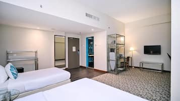 Standard Triple Room | Meja, seterika/papan seterika, Wi-fi percuma