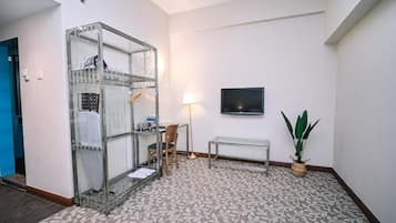 Standard Triple Room | Meja, seterika/papan seterika, Wi-fi percuma