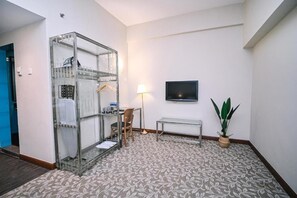 Standard Triple Room | Desk, iron/ironing board, free WiFi - Kingston Hotel 10 at Bukit Jalil (Seri Kembangan)