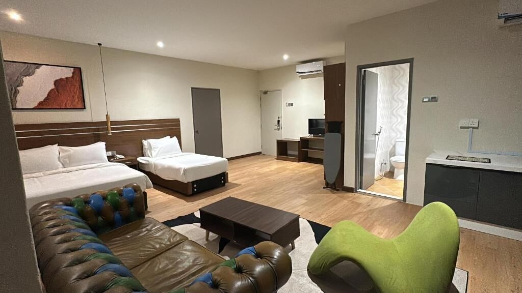 Classic Triple Room | Desk, iron/ironing board, free WiFi