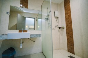 Classic Triple Room | Bathroom | Shower, towels, soap, shampoo - Kingston Hotel 8 at Bukit Bintang (Wilayah Persekutuan)