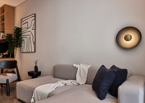 Een bureau, een laptopwerkplek, een strijkplank/strijkijzer, gratis wifi