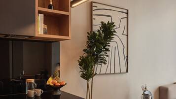 Monolocale Deluxe | Cucina privata | Frigorifero, piano cottura, lavastoviglie, pentole/stoviglie/utensili