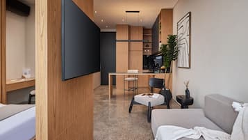 Schreibtisch, laptopgeeigneter Arbeitsplatz, Bügeleisen/Bügelbrett