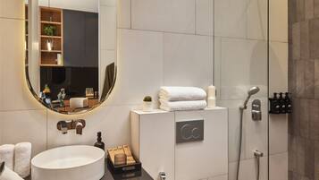 Douche, chaussons, serviettes fournies, savon