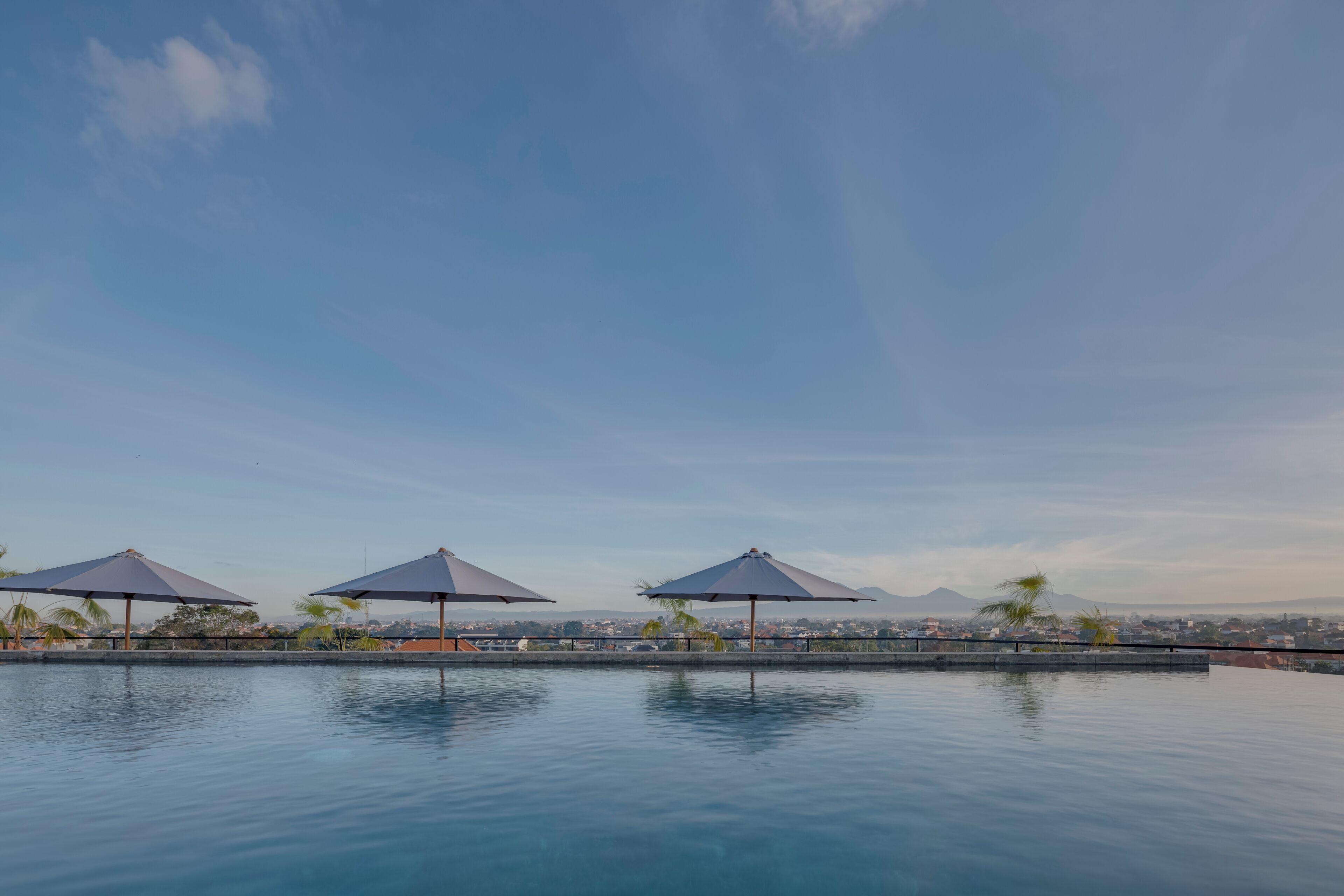 Piscine extérieure, parasols de plage, chaises longues