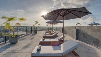 Piscine extérieure, parasols de plage, chaises longues