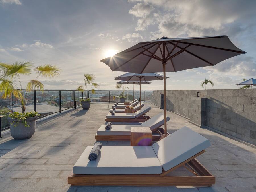 Piscina externa, funciona das 8h às 20h, guarda-sóis, espreguiçadeiras