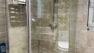 Chambre, vue ville | Salle de bain