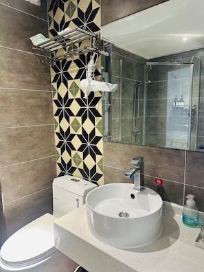 Chambre, vue ville | Salle de bain | Douche, sèche-cheveux, serviettes fournies, savon